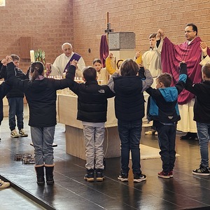 Gemeinsames 'Vater Unser' aller Kinder