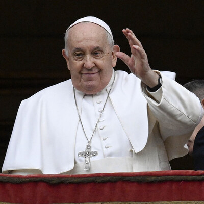 Papst Franziskus steht auf dem Zentralbalkon des Petersdoms und winkt beim Segen 'Urbi et orbi' am 25. Dezember 2023 im Vatikan.