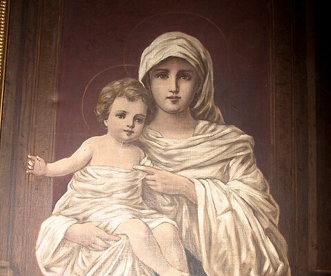 Gottesmutter Maria in weißem Gewand mit Jesuskind am Arm
