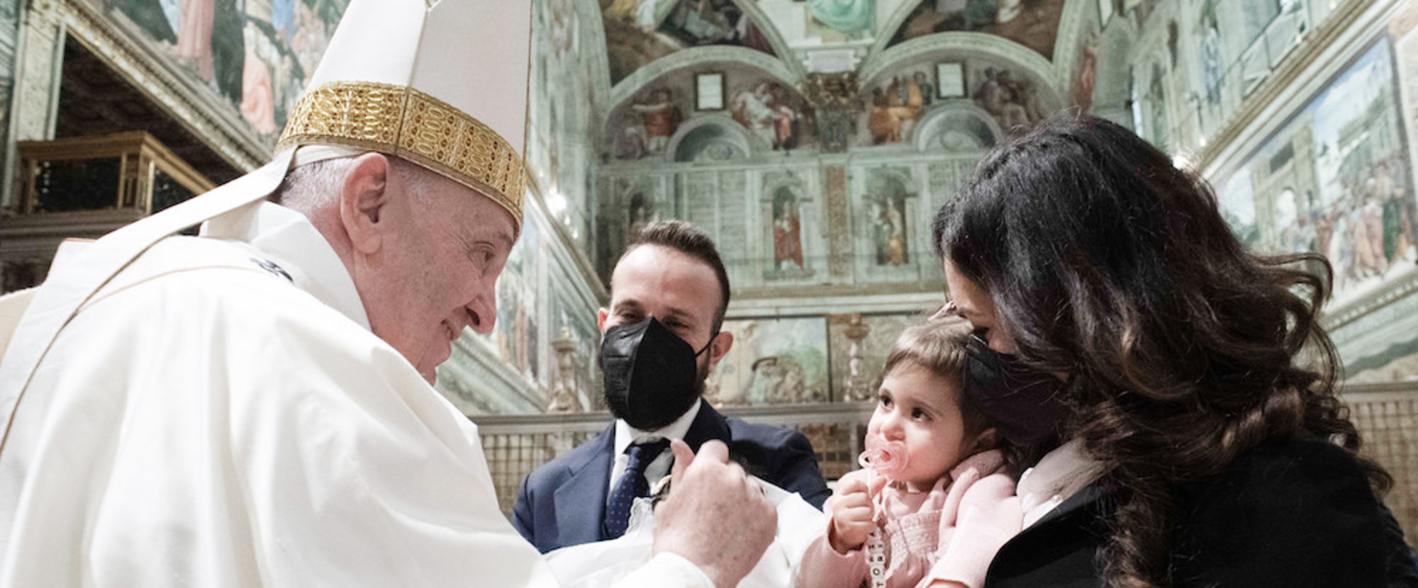 Papst Franziskus begrüßt Eltern mit ihrem Kind zum Fest der 'Taufe des Herrn' am 9. Januar 2022 in der Sixtinischen Kapelle im Vatikan.