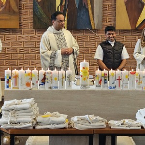 Geschenksübergabe durch Erstkommunionkinder und Pfarrgemeinderäte