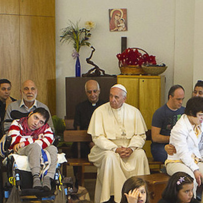 Papst Franziskus besucht am 13. Mai 2016 in Rom die Einrichtung 'Il Chicco' für behinderte und sozial benachteiligte Menschen.