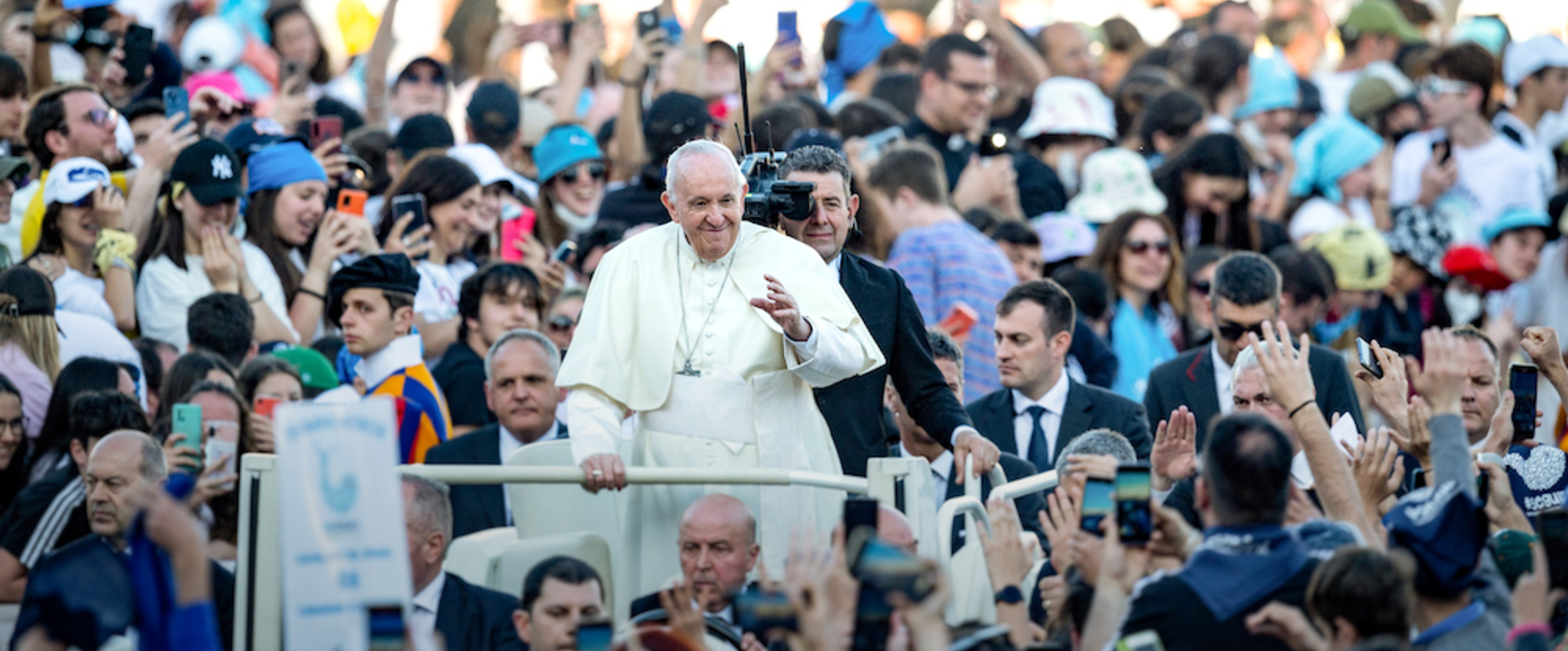 Papst Franziskus begrüßt Jugendliche zur Gebetswache am 18. April 2022 im Vatikan.