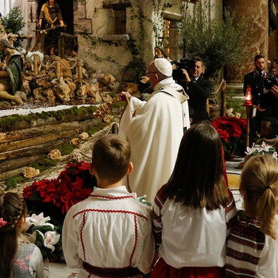 Papst Franziskus segnet die Krippe im Petersdom am Ende der Christmette an Heiligabend am 25. Dezember 2018 im Vatikan.