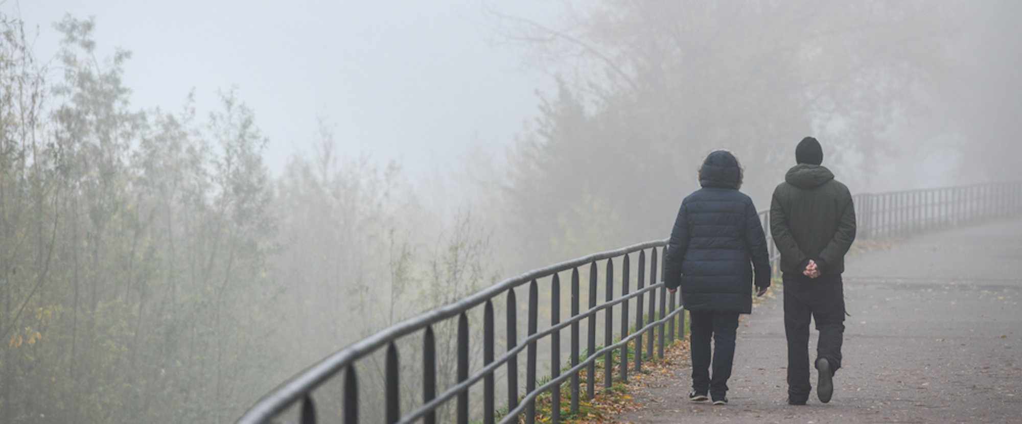 Ein Paar spaziert im Nebel auf der Uferpromenade des Rheins in Bonn am 5. November 2020.
