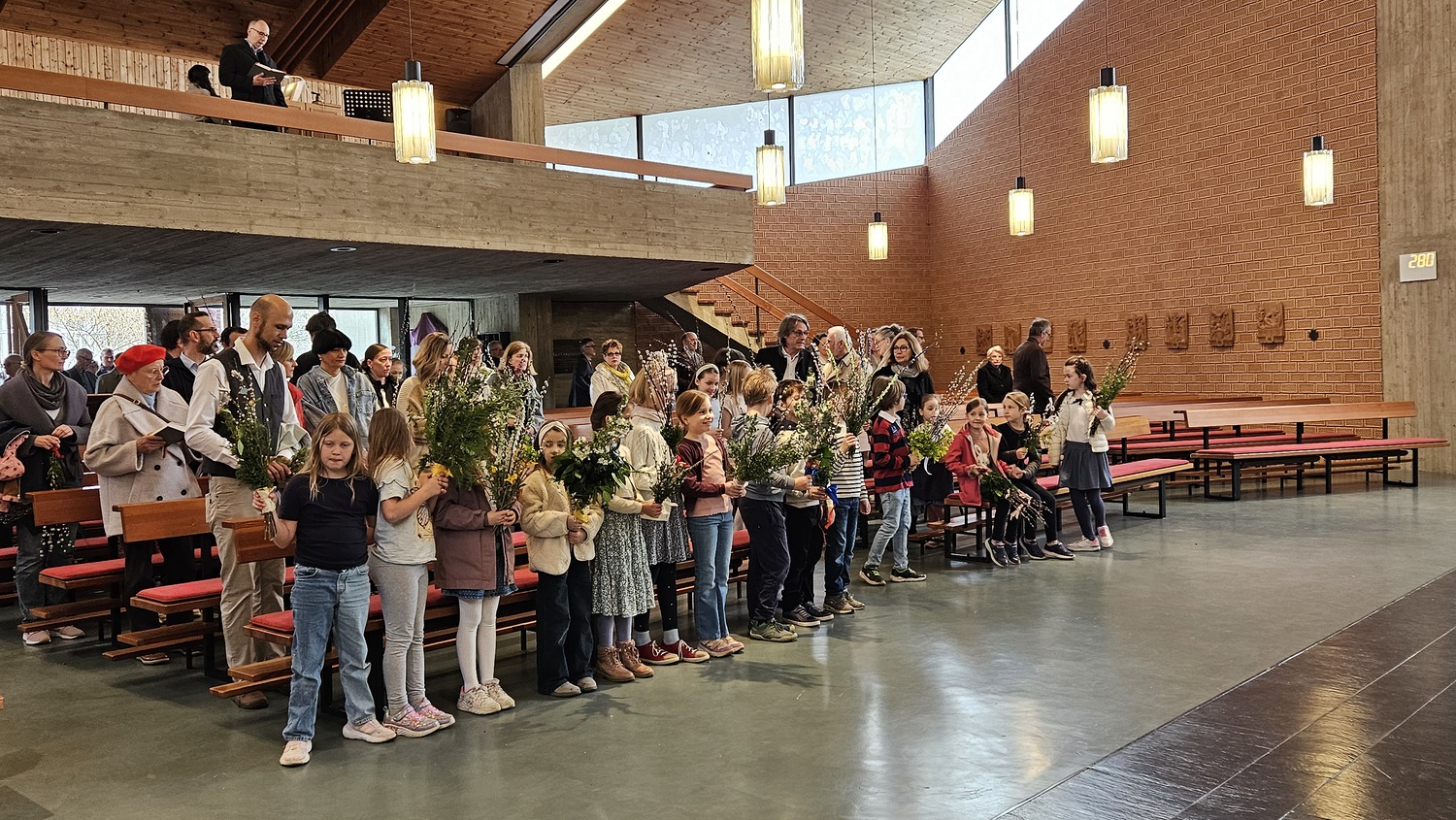 Palmsonntag / Nadja Hutter Erstkommunionkinder mit Palmsträußen