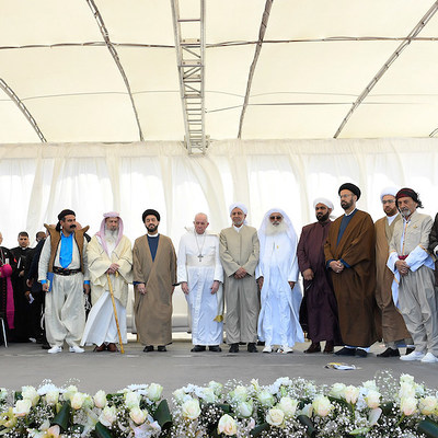Papst Franziskus bei der Begegnung mit Vertretern unterschiedlicher Religionen während seiner Reise in den Irak am 6. März 2021 in der Ebene von Ur.