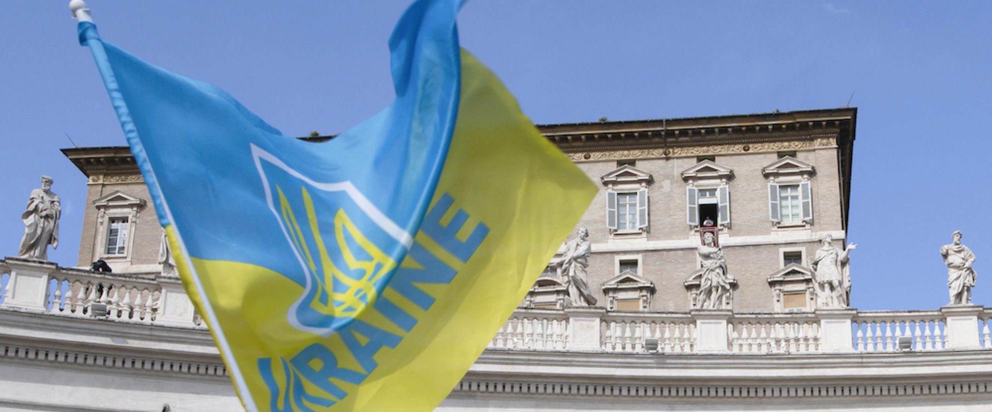 Fahne der Ukraine vor dem Apostolischen Palast, während des Angelus-Gebetes mit Papst Franziskus am 27. Februar 2022 im Vatikan.