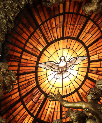 Ein Glasfenster mit der Darstellung des Heiligen Geistes als Taube am 17. Oktober 2018 im Petersdom im Vatikan.