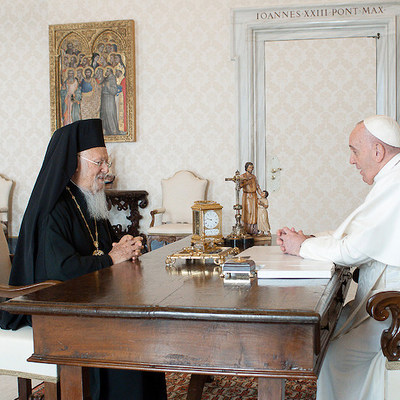 Bartholomaios I., griechisch-orthodoxer Ökumenischer Patriarch von Konstantinopel, und Papst Franziskus am 22. Oktober 2020 im Vatikan.