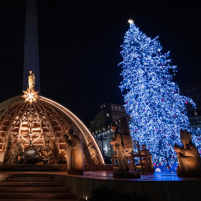 Einweihung der vatikanischen Weihnachtskrippe und des geschmückten Christbaums auf dem illuminierten Petersplatz am 3. Dezember 2022 im Vatikan.