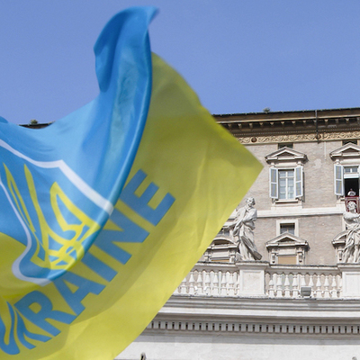 Fahne der Ukraine vor dem Apostolischen Palast, während des Angelus-Gebetes mit Papst Franziskus am 27. Februar 2022 im Vatikan.