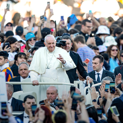Papst Franziskus begrüßt Jugendliche zur Gebetswache am 18. April 2022 im Vatikan.