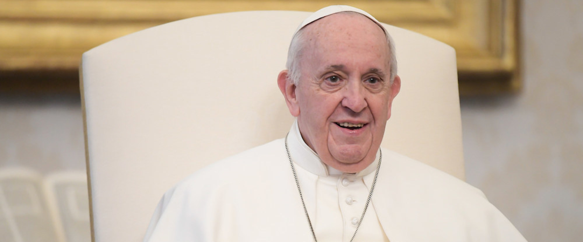 Papst Franziskus während der wöchentlichen Videobotschaft aus der Bibliothek des Apostolischen Palastes im Vatikan am 3. Februar 2021.