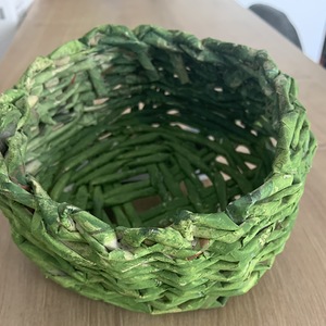 So wie bei dieser Schale viele kleine Handgriffe nötig waren um sie entstehen zu lassen, sie zu einem Netz werden ließ und sie nun offen ist befüllt zu werden um daraus zu schöpfen und entnommen zu werden. Genauso ist es auch bei uns Menschen. Viele 