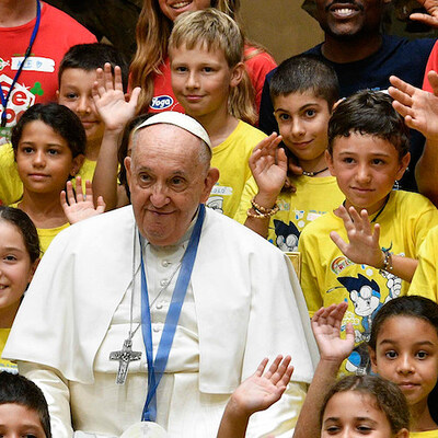 Papst Franziskus trifft Kinder, die am Sommercamp 'Estate Ragazzi in Vaticano' (dt. Sommerjugend im Vatikan) teilnehmen, am 18. Juli 2023 im Vatikan. Er trägt einen Papporden mit der Aufschrift 'Eroe' (dt. Held).