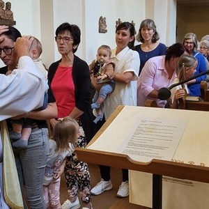Priester spendet Menschen Einzelsegen