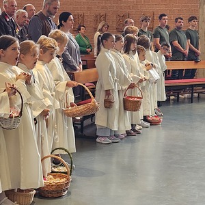 Erstkommunionkinder mit Blütenkörben