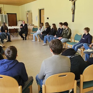 Firmvorbereitung mit Firmspender Pfarrer Roman Schwarz (Bildmitte)