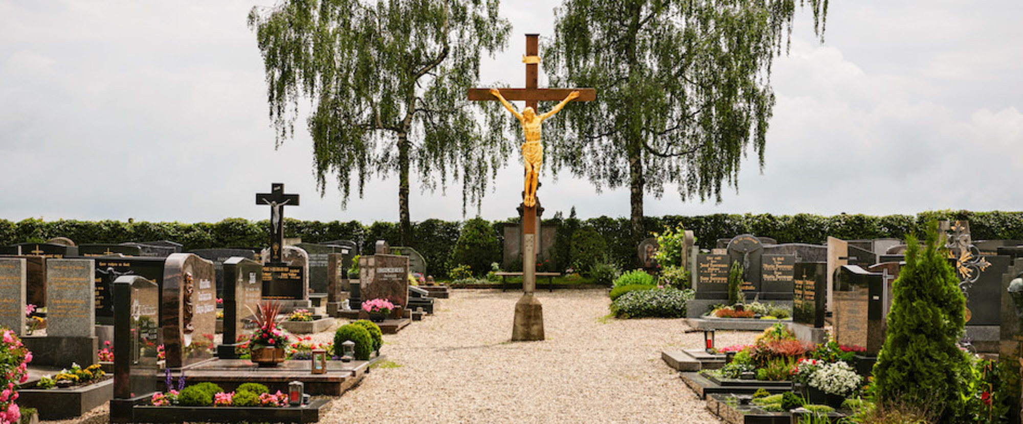 Kruzifix und Gräber auf dem Friedhof Ziegetsdorf in Regensburg am 20. Juni 2020, auf dem sich das Familiengrab Ratzinger befindet. Beigesetzt sind Joseph und Maria Ratzinger, die Eltern von Georg Ratzinger und dem emeritierten Papst Benedikt XVI., so