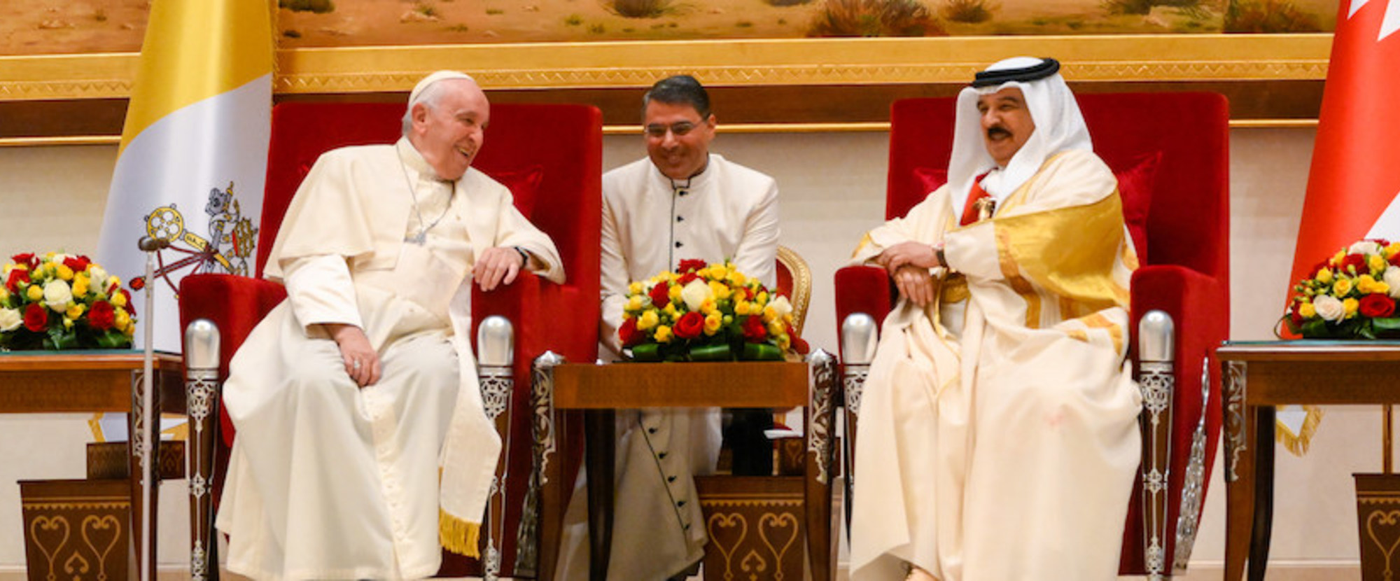 Papst Franziskus (l.) und Scheich Hamad bin Isa Al Chalifa, König von Bahrain, bei einem offiziellen Empfang auf dem Luftwaffenstützpunkt Sakhir in Awali (Bahrain) am 3. November 2022.