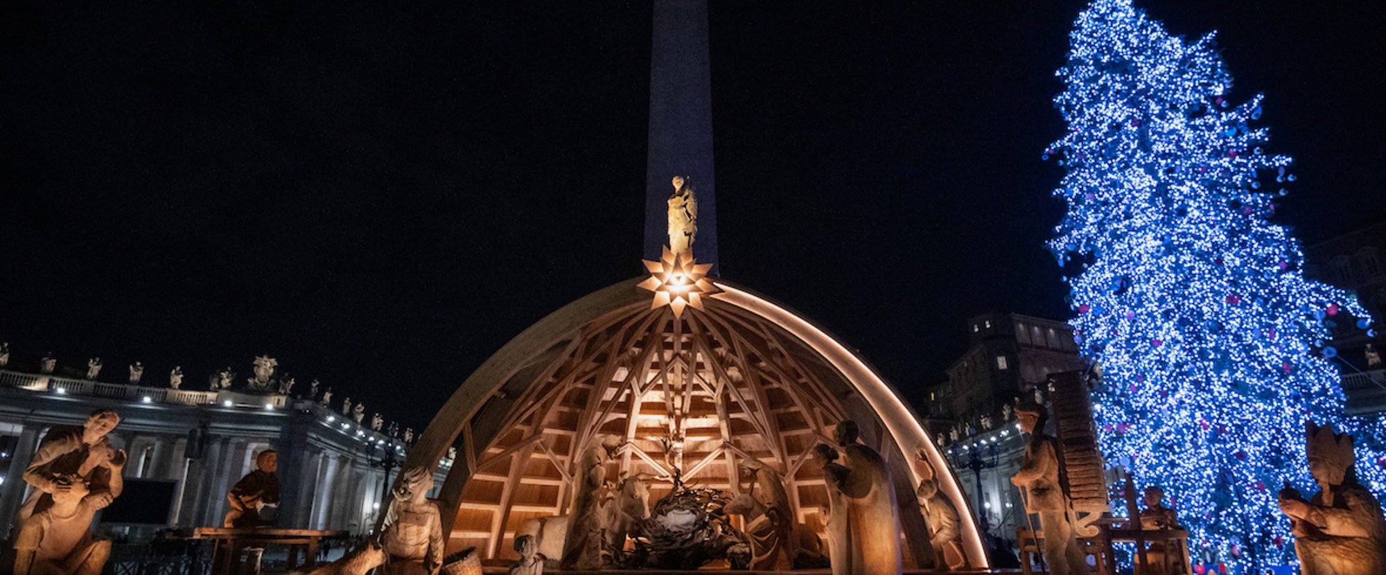 Einweihung der vatikanischen Weihnachtskrippe und des geschmückten Christbaums auf dem illuminierten Petersplatz am 3. Dezember 2022 im Vatikan.