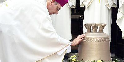 Generalvikar Michael Wüger weiht die neue Glocke in St. Michael.