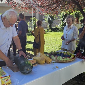 Kürbisse schneiden: v.l. Fritz Ankerl, Gisi Marx (Günzl), Karla Stifter