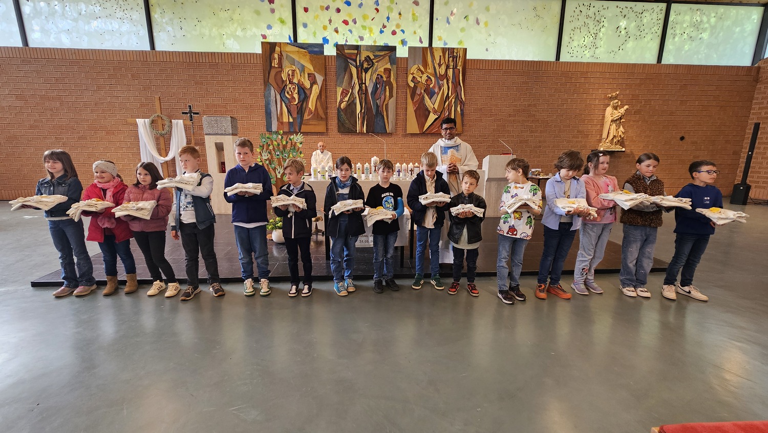 Erstkommunionkinder mit Kutten, Pater Rijo (hinten)