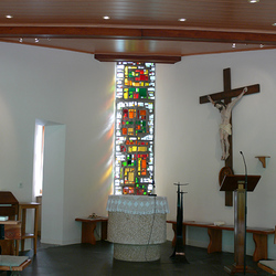  Vorderer Kirchenbereich mit Altar und Glasmosaikbild