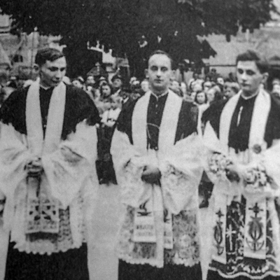 Die Brüder Georg (l.) und Joseph Ratzinger (r.) mit ihrem gemeinsamen Freund Rupert Berger nach ihrer Priesterweihe am 29. Juni 1951 in Freising.