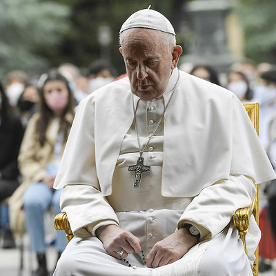 Papst Franziskus betet den Rosenkranz an der Lourdes-Grotte in den Vatikanischen Gärten am 30. Mai 2020 im Vatikan.