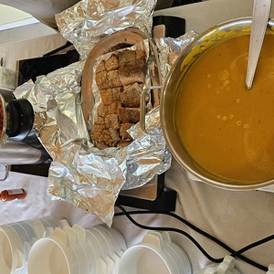 v.l. pannonische Fischsuppe, pikante Süßkartoffelsuppe