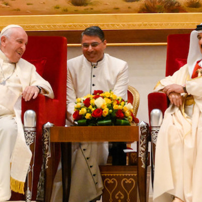 Papst Franziskus (l.) und Scheich Hamad bin Isa Al Chalifa, König von Bahrain, bei einem offiziellen Empfang auf dem Luftwaffenstützpunkt Sakhir in Awali (Bahrain) am 3. November 2022.