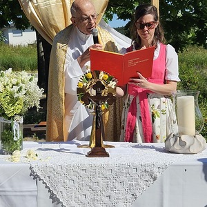 Altar am Kreisverkehr Melinda Esterhazy Gassegestaltet von Pfarrgemeinderätin Kathi Graner
