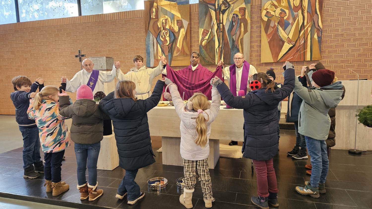 'Vater unser'  gemeinsam mit Pfarrkindern