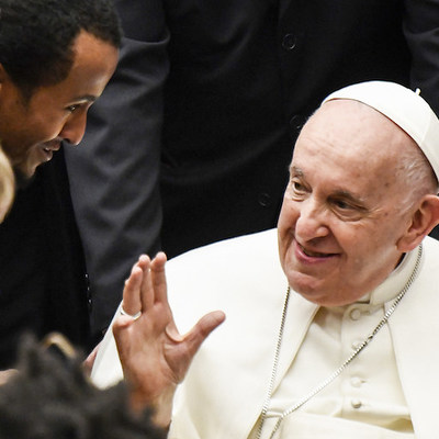 Papst Franziskus empfängt Geflüchtete, darunter Kinder, am 18. März 2023 im Vatikan.