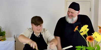 Kurt mit Pfarre Norbert Filipitsch am Herd.