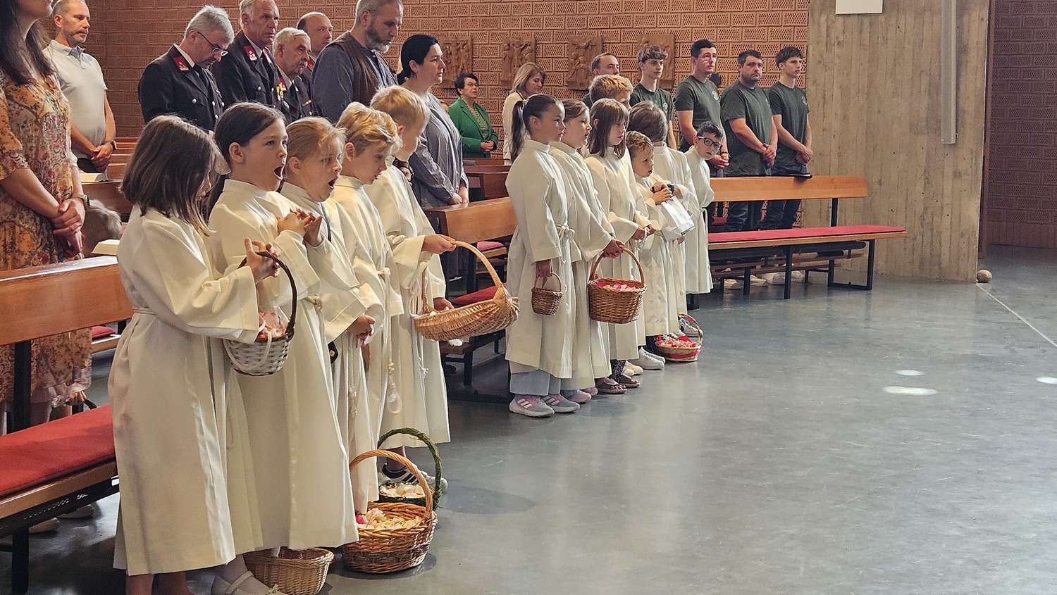Fronleichnam / Nadja Hutter Erstkommunionkinder mit Blütenkörben
