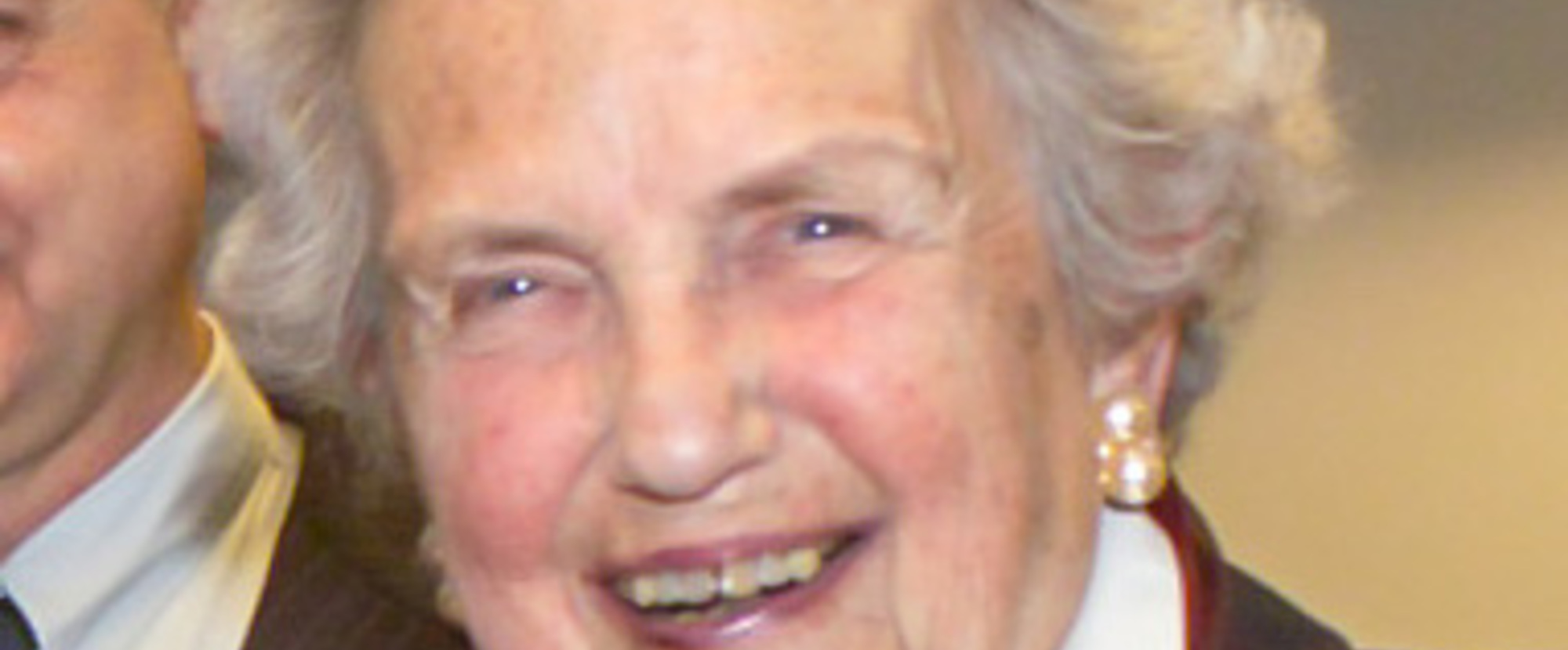 Torte anschneiden; Fest zum 60. Geburtstag von Kardinal Christoph Schönborn; NN, Michael Schönborn, Eleonore Schönborn, Verwandte.       Wien, 22.1.2005          © Franz Josef Rupprecht; A-7123 Mönchhof; Bank: Raiffeisenbank Mönchhof (BLZ: 33054), 