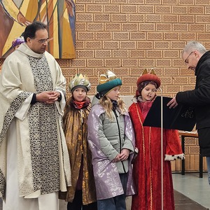 Fürbitten wurden von Sternsingern und Sternsingerinnen verlesen.