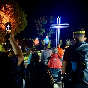 Nachts am beleuchteten Papstkreuz.