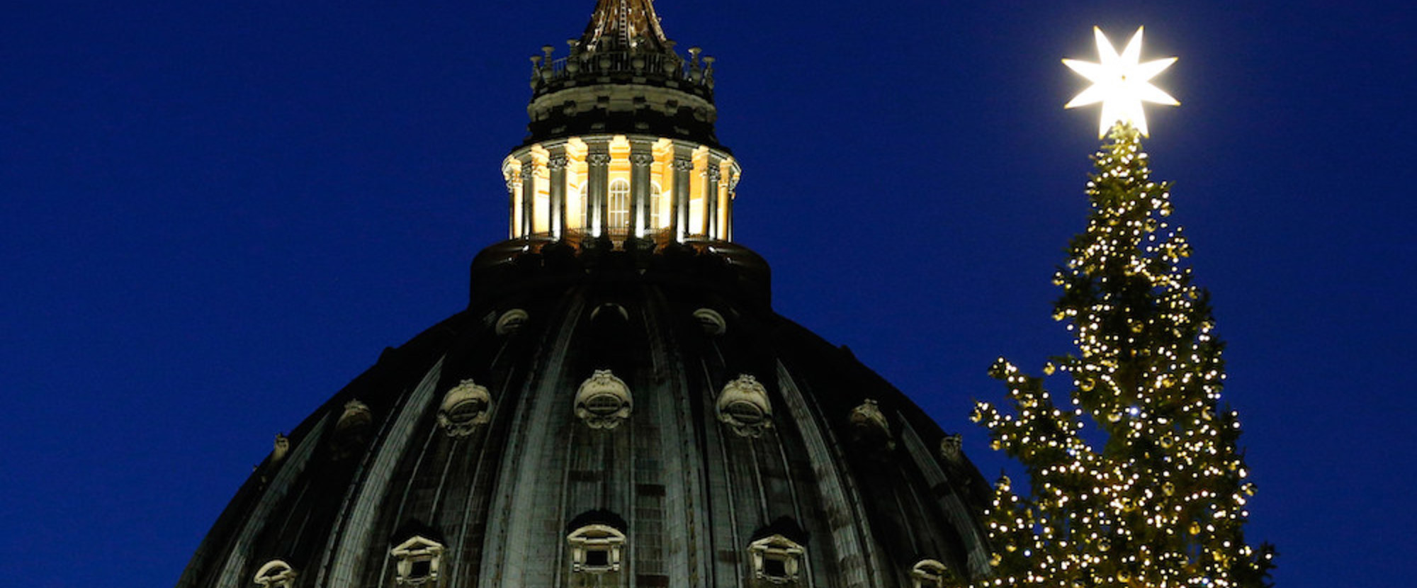 Der erleuchtete Christbaum mit einem Stern auf der Spitze auf dem Petersplatz neben der Kuppel des Petersdoms am 5. Dezember 2019 im Vatikan.