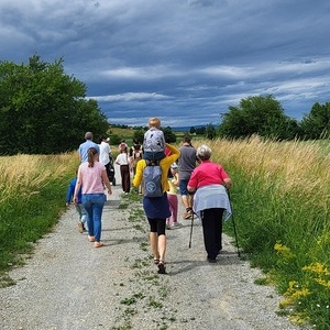 Menschen auf einem Feldweg