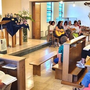 Menschen singen in der Kirche gemeinsam mit einem Chor