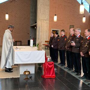 Abordnung Feuewehr am Altar