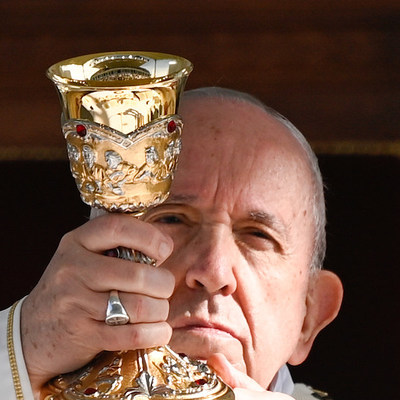 Papst Franziskus hält einen Messkelch empor während eines Gottesdienstes am 3. Dezember 2021 in Nikosia (Zypern).