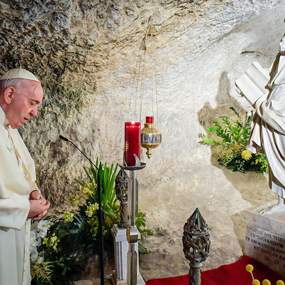 Papst Franziskus betet am 3. April 2022 in der Paulusgrotte in Rabat (Malta).