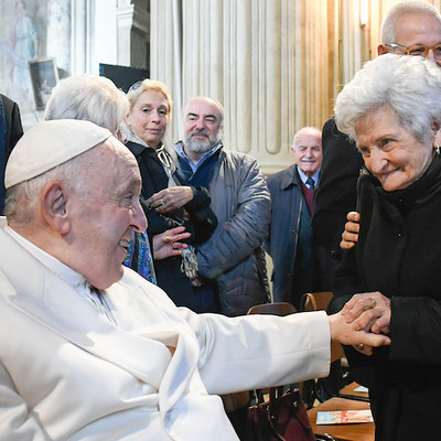 Papst Franziskus und seine Cousine Carla Rabezzana vor einem Gottesdienst am 20. November 2022 in der Kathedrale Santa Maria Assunta in Asti (Italien).