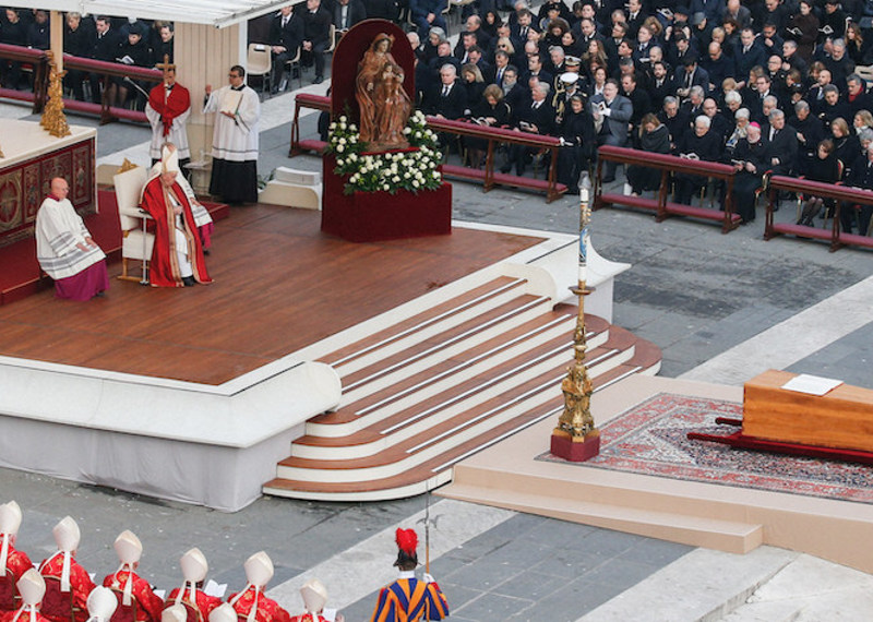 Papst Franziskus (m.l.) vor dem Sarg von Papst Benedikt XVI., am 5. Januar 2023, während der Trauermesse für den emeritierten Papst Benedikt XVI. auf dem Petersplatz im Vatikan.